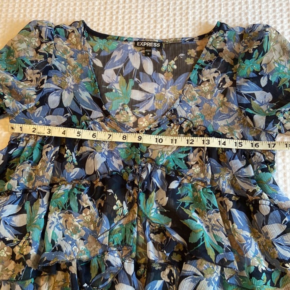 EXPRESS Size S Blue Floral Ruffled Tiered V-Neck Semi-Sheer Hi-Low Blouse - Picture 14 of 16